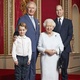 A rainha Elizabeth 2ª posa junto do filho mais velho, o príncipe Charles, o neto William e o bisneto George - AFP PHOTO/BUCKINGHAM PALACE/RANALD MACKECHNIE