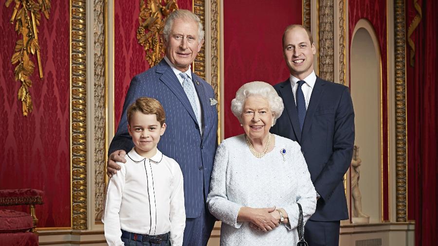 A rainha Elizabeth 2ª posa junto do filho mais velho, o príncipe Charles, o neto William e o bisneto George - AFP PHOTO/BUCKINGHAM PALACE/RANALD MACKECHNIE