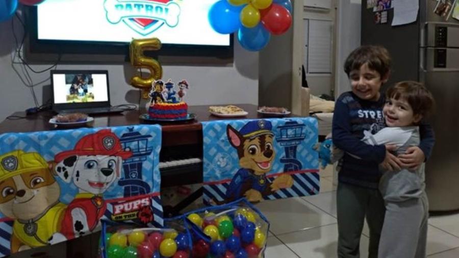 Joaquim abraçado ao irmão caçula, durante festa de cinco anos em casa, em Foz do Iguaçu, na última sexta-feira (8) - Arquivo Pessoal