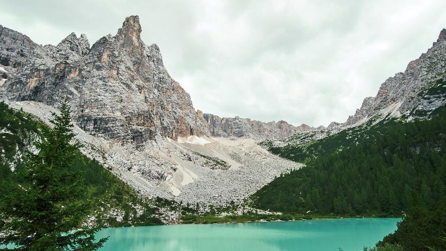 Lago Sorapis Lake, em Belluno, na Itália - Nicola Pavan/Unsplash