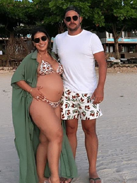 Grávida, Simone compartilhou mais um momento com o marido na praia - Reprodução/Instagram