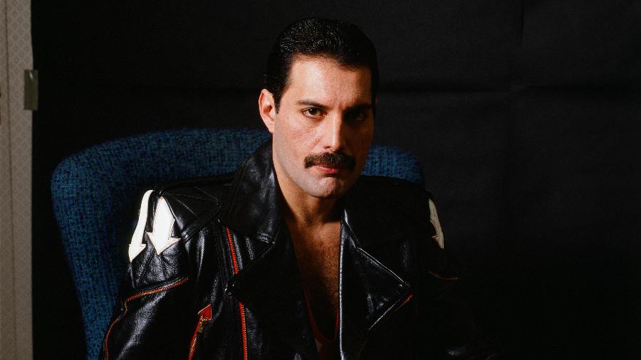 Freddie Mercury em foto de 1985 - Koh Hasebe/Shinko Music/Getty Images