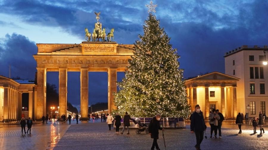Pessoas passeiam em frente à Árvore de Natal em praça de Berlim - Sean Gallup/Getty Images