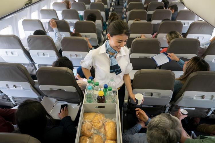 Caso a refeição não esteja inclusa no seu bilhete, é melhor levar seu próprio lanche do que pagar altos preços por um petisco a bordo Caso a refeição não esteja inclusa no seu bilhete, é melhor levar seu próprio lanche do que pagar altos preços por um petisco a bordo
