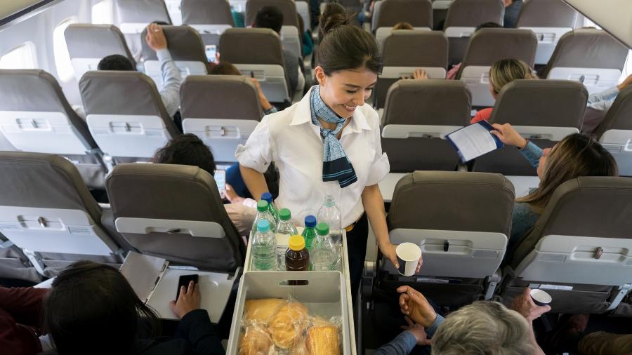 Serviço de bordo durante voo - Hispanolistic/Getty Images