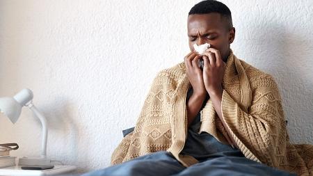 homem resfriado assoando o nariz - iStock - iStock