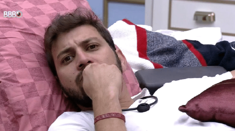 BBB 21: Caio conversa com Gil no quarto do líder - Reprodução/Globoplay - Reprodução/Globoplay
