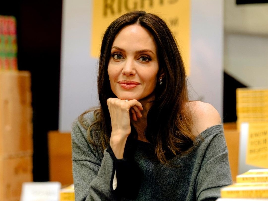 Angelina Jolie posa com 5 dos 6 filhos; veja como eles estão • DOL
