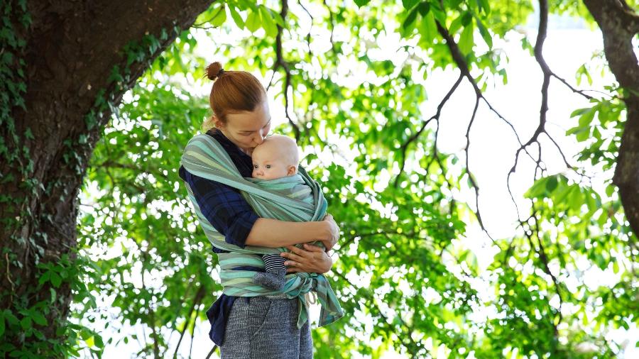 Sling ou canguru oferecem liberdade e conforto no transporte do bebê; saiba como usar - Getty Images/iStockphoto
