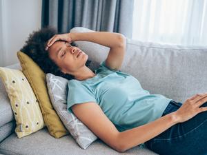 vomito liquido amarelo e amargo Vômito amarelo: 5 causas comuns (e o que fazer)