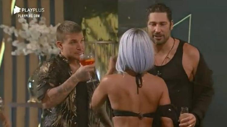 A Fazenda 2021: Victor aconselha MC Gui e Aline Mineiro a ficarem na última festa - Reprodução/Playplus - Reprodução/Playplus