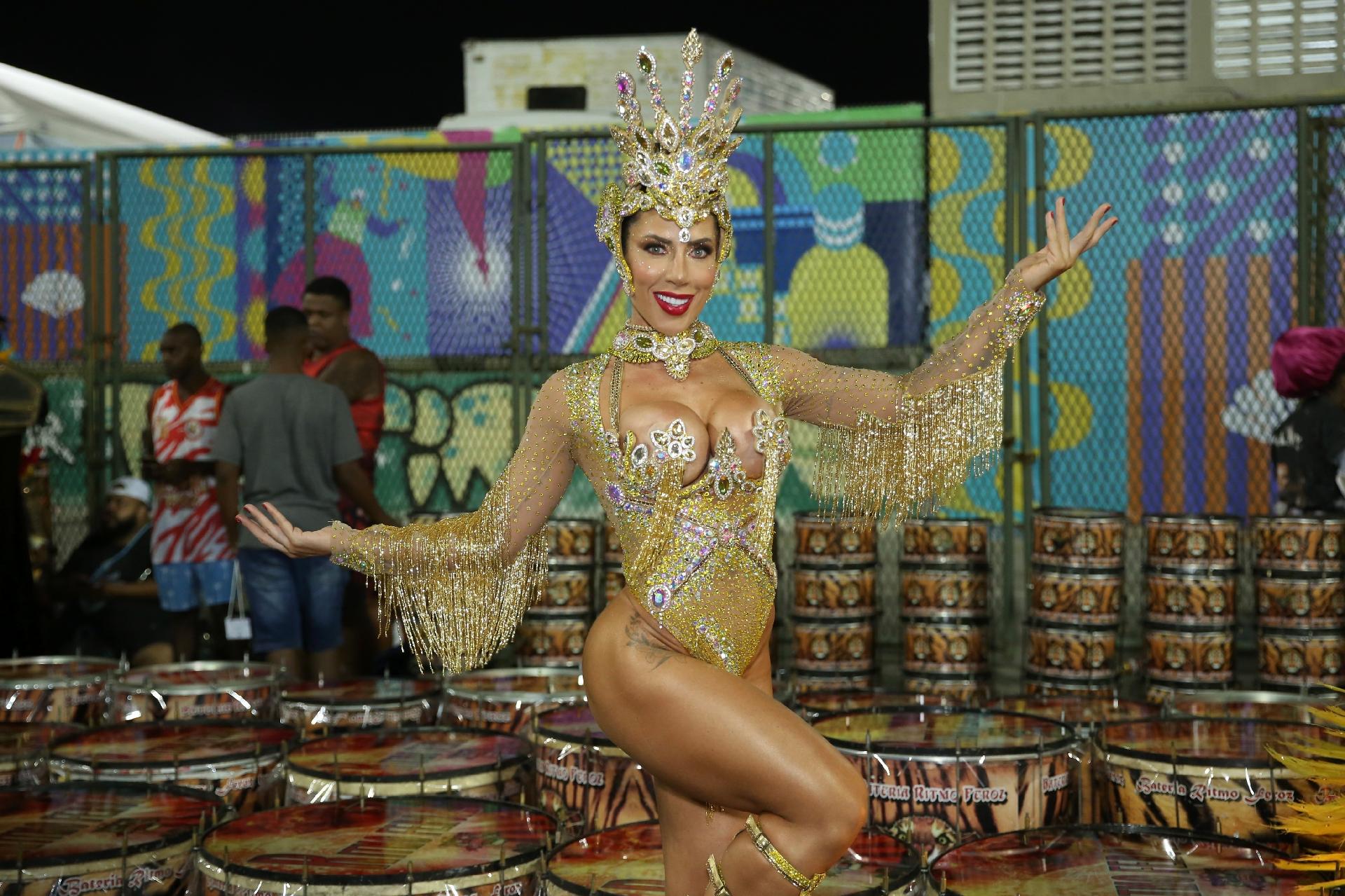 Tati Minerato em desfile da Porto da Pedra - Roberto Filho/Brazil News