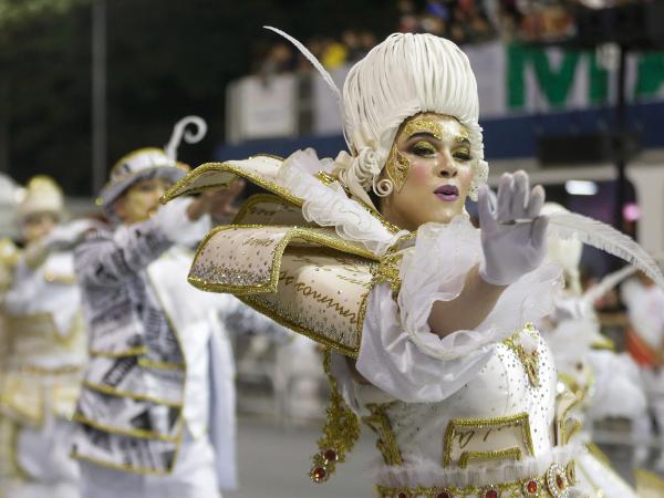 Muso da Colorado do Brás posa de saia e polemiza: 'Carnaval sempre