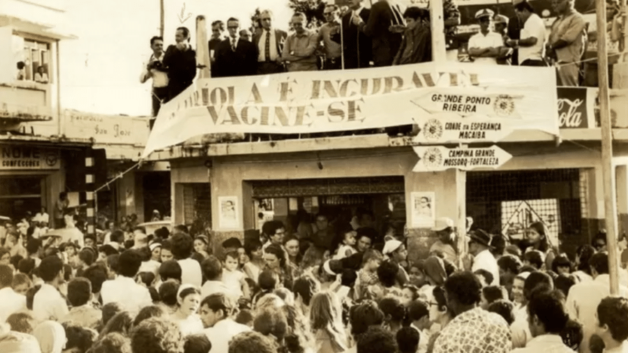 Campanha de vacinação contra a varíola em 1971 no Brasil; país receberia, três anos depois, certificação de erradicação da doença - ACERVO COC/FIOCRUZ via BBC News Brasil