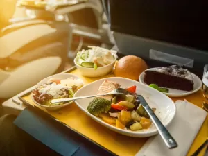 Fome a bordo: dá para repetir a comida em aviões? Quais empresas liberam?