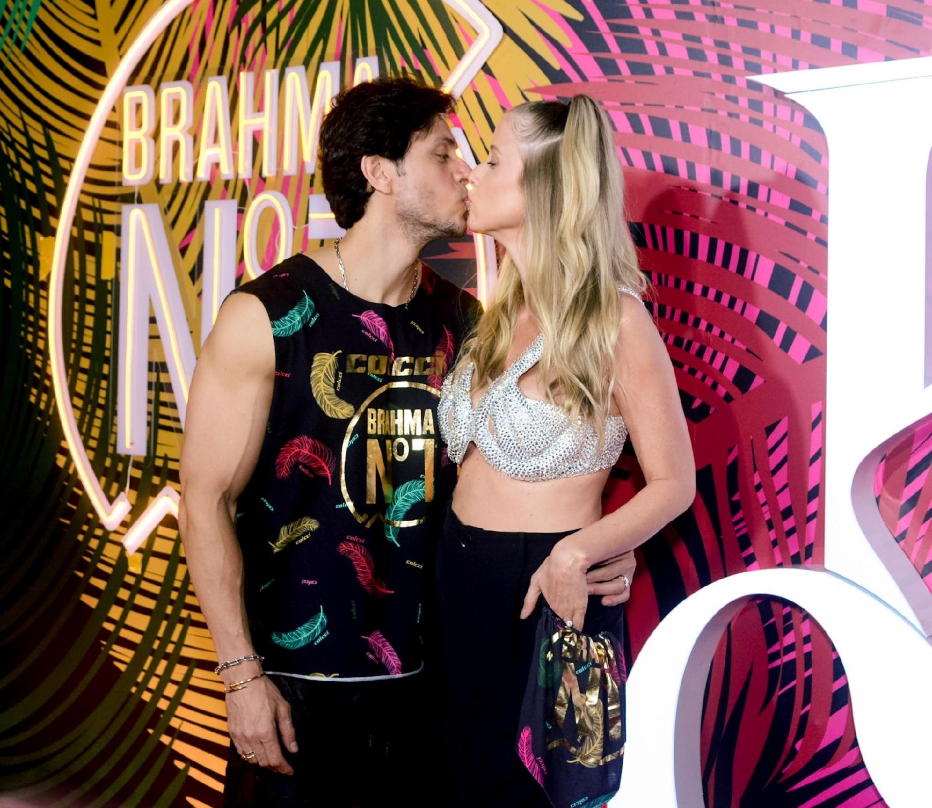 Gabriela Prioli beija o marido na Sapucaí - Webert Belicio / Agnews