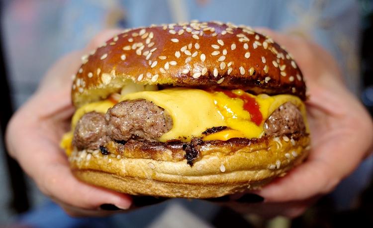 O hambúrguer Palhaço Encarnado, do Encarnado Burger, no Rio de Janeiro