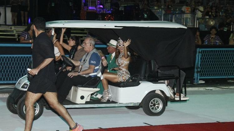 Anitta chegou de carrinho para desfile das campeãs no Rio; cantora vai se apresentar na Sapucaí