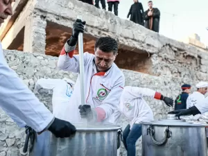 'Alimento pessoas': em tragédias, cozinheiros fazem o que políticos ignoram