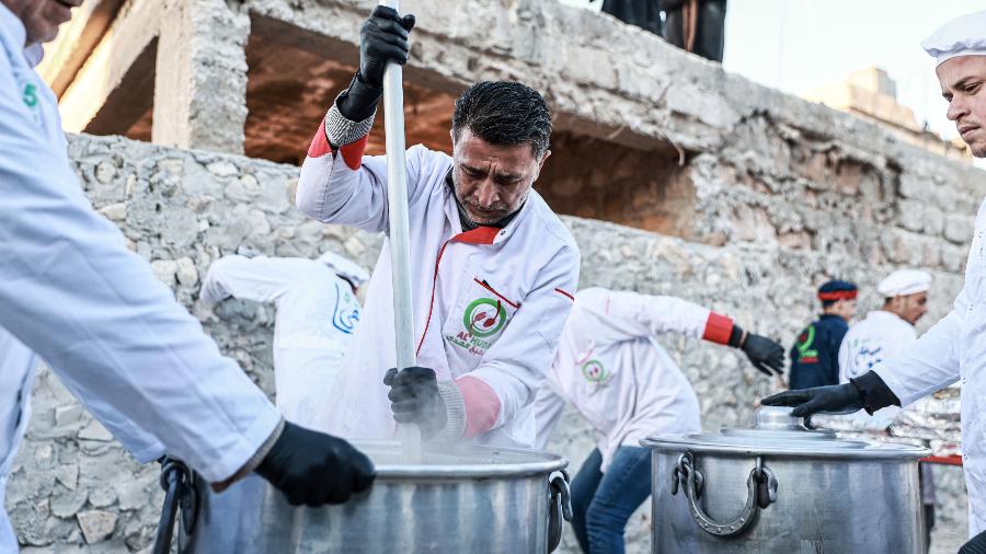 Chefs sírios da ONG "With Us" cozinham para desabrigados de terremoto