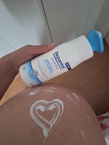 Grávida usando o hidratante Corporal Restaurador Diário, da marca Bepantol Derma Grávida usando o hidratante Corporal Restaurador Diário, da marca Bepantol Derma