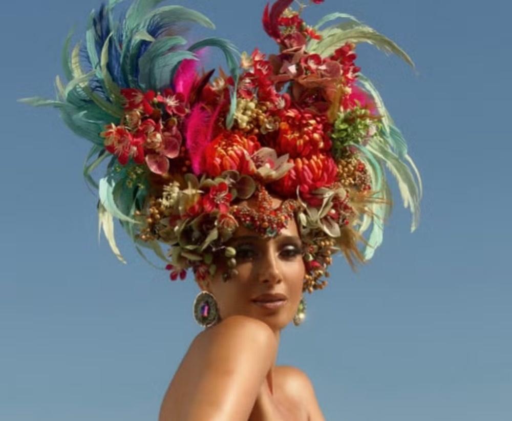 Camila Pitanga faz topless em ensaio - undefined