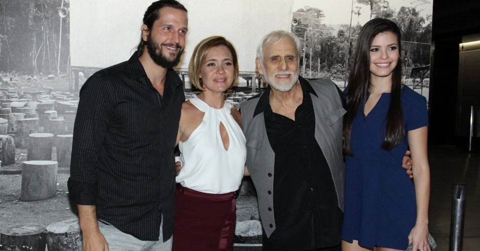 3.ago.2015- Vladimir Brichta, Adriana Esteves, Francisco Cuoco e Vitória Strada participam do lançamento do longa “Real Beleza”, de Jorge Furtado, em Botafogo, na zona sul do Rio de Janeiro