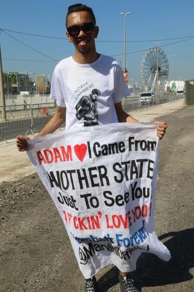 18.set.2015 - Fãs de Queen aguardam abertura dos portões no primeiro dia na Cidade do Rock - Zulmair Rocha/UOL