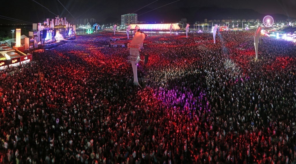 26.set.2015 - Público lota o palco Mundo para o show de Rihanna - Marco Antonio Teixeira/UOL