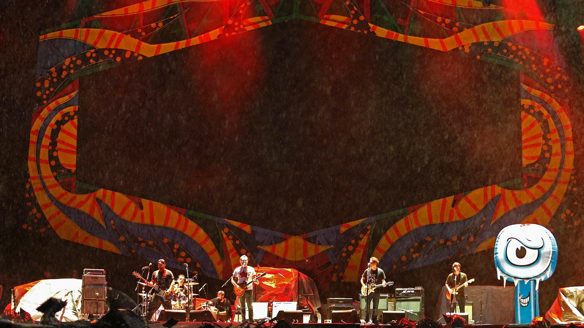 20.fev.2016 - A banda Ultraje a Rigor foi responsável por abrir o show dos Rolling Stones no Rio de Janeiro, porém, viu o público afastado por causa da chuva que caía na cidade - Júlio César Guimarães/UOL