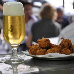 Chope e bolinho de bacalhau do bar Pavão Azul, em Copacabana - Alexandre Macieira/Riotur - Alexandre Macieira/Riotur