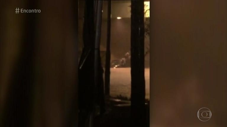 24.mar.2016 - Sandy contou na manhã desta quinta-feira (24) que ela e a mãe ficaram ilhadas, presas no carro, após um forte temporal em Campinas, no interior de São Paulo - Reprodução/TV Globo