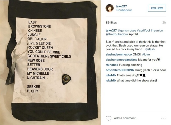 1.abr.2016 - Fã mostra setlist do show do Guns N' Roses em Los Angeles - Reprodução/Instagram/tako217