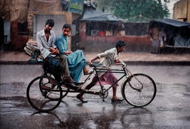 Na edição, dois homens somem. Ao fundo, cenário também sofreu várias alterações - Reprodução/Steve McCurry