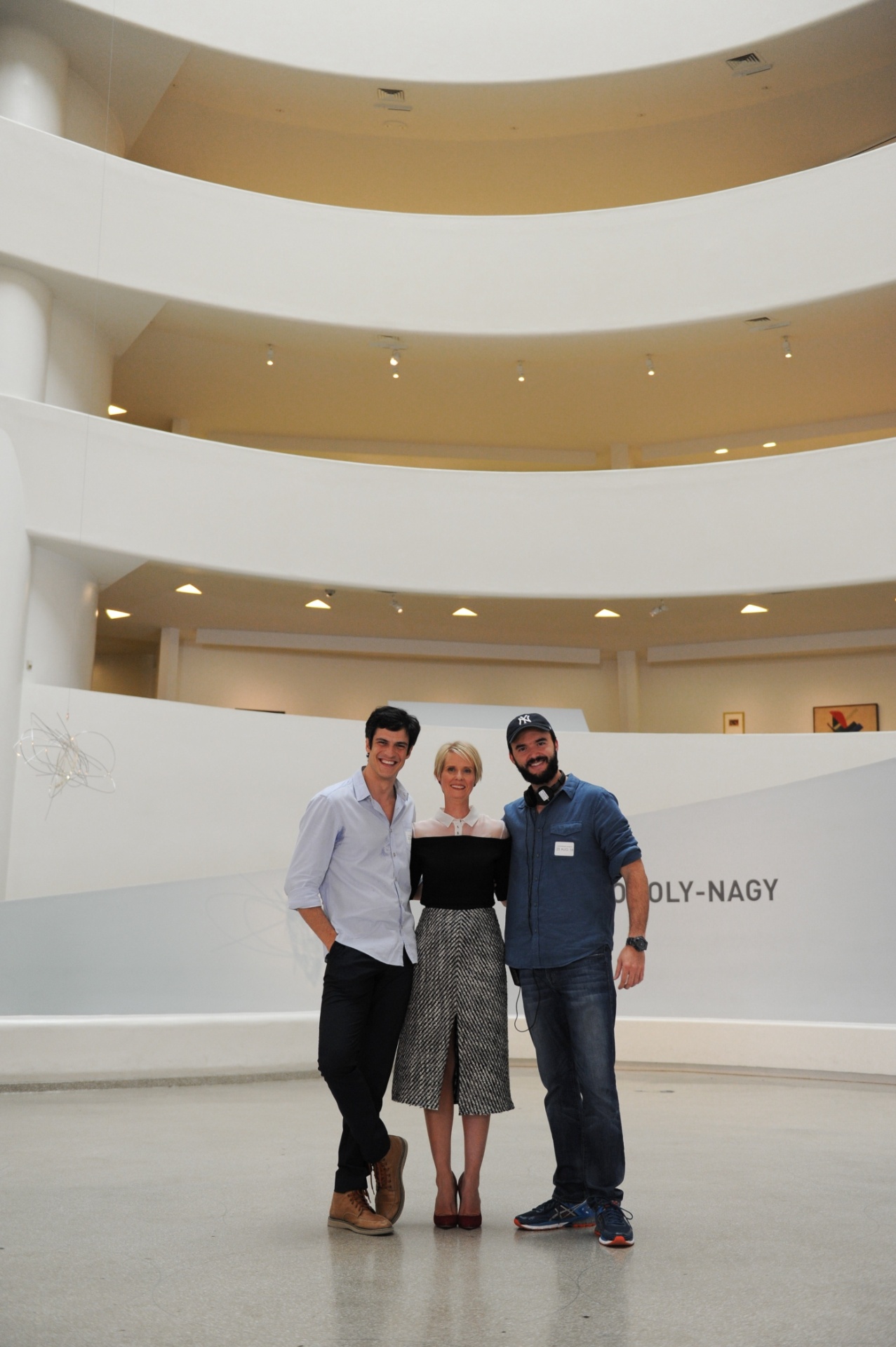 Rodrigo Bernardo, Cynthia Nixon e Mateus Solano posam para foto no museu Guggenheim - Divulgação/Gigi Kassis