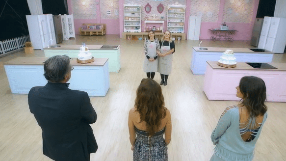 27.ago.2016 - No último episódio, os três finalistas tiveram que preparar o famoso bolo Marta Rocha e tiveram o apoio dos colegas que já tinham sido eliminados - Reprodução/SBT.com.br