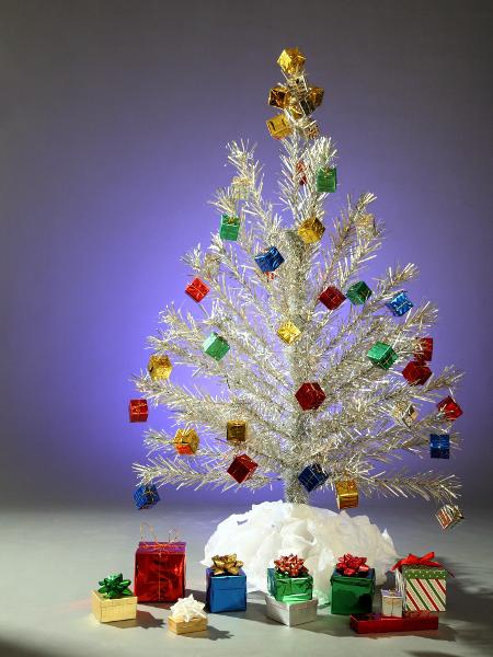 Árvore de Natal no antigo padrão de alumínio, decorada com caixas de presente embrulhadas em papel laminado - Getty Images - Getty Images