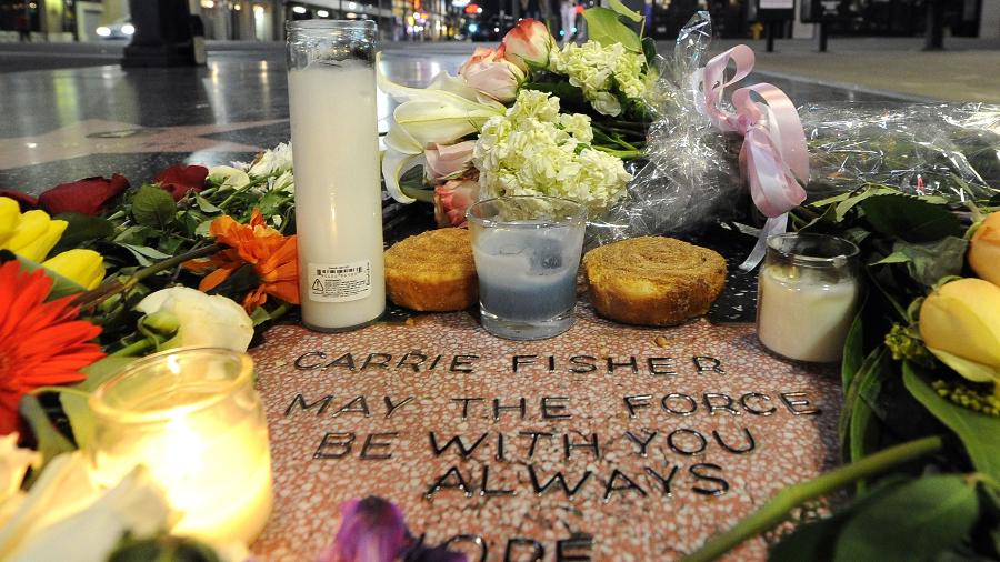 29.12.2016 - Fãs de Carrie Fisher criam estrela em homenagem a atriz na Calçada da Fama de Hollywood - AFP