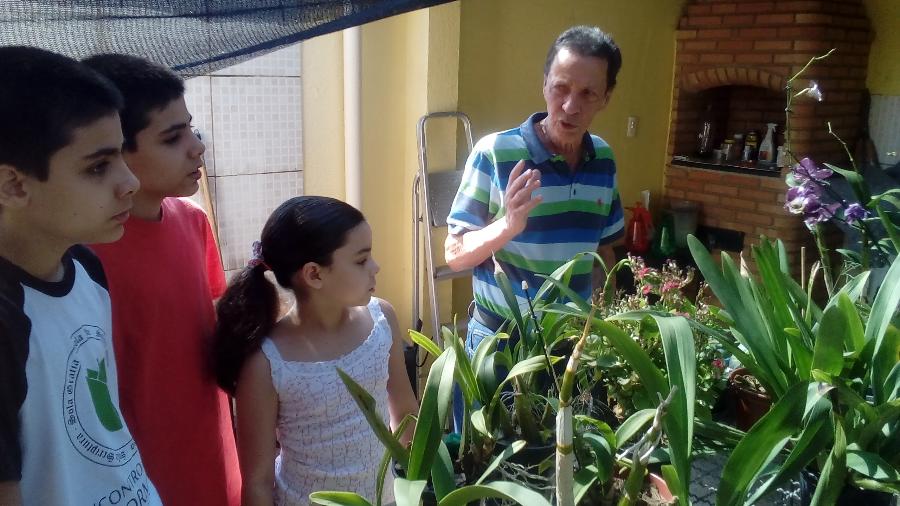 Adeptos do "homeschooling", os irmãos Davi e Gabriel, 13, e Raquel, 11, participam de aula experimental de botânica - Arquivo pessoal