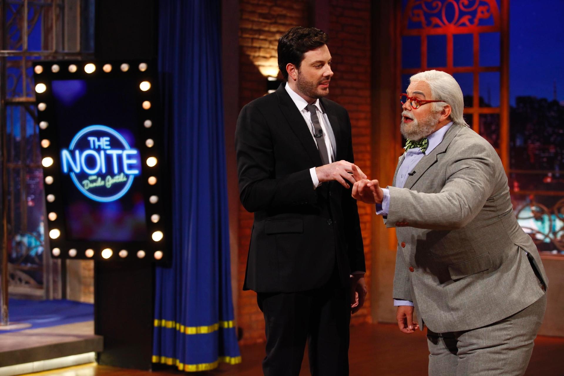 Jô Suado, personagem do humorista Carioca, abre o "The Noite" com um monólogo, mas é interrompido por Danilo Gentili. O programa vai ao ar nesta quinta-feira (9), no SBT - Gabriel Cardoso/SBT