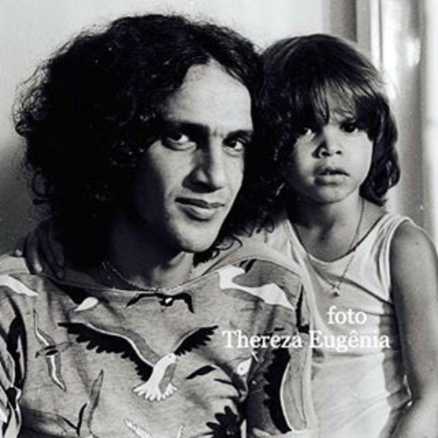 A fotógrafa Thereza Eugênia registrou durante anos a intimidade de artistas da MPB. Na foto, Caetano Veloso e seu filho Moreno posam as lentes de Thereza em 1974 - Thereza Eugênia/Divulgação