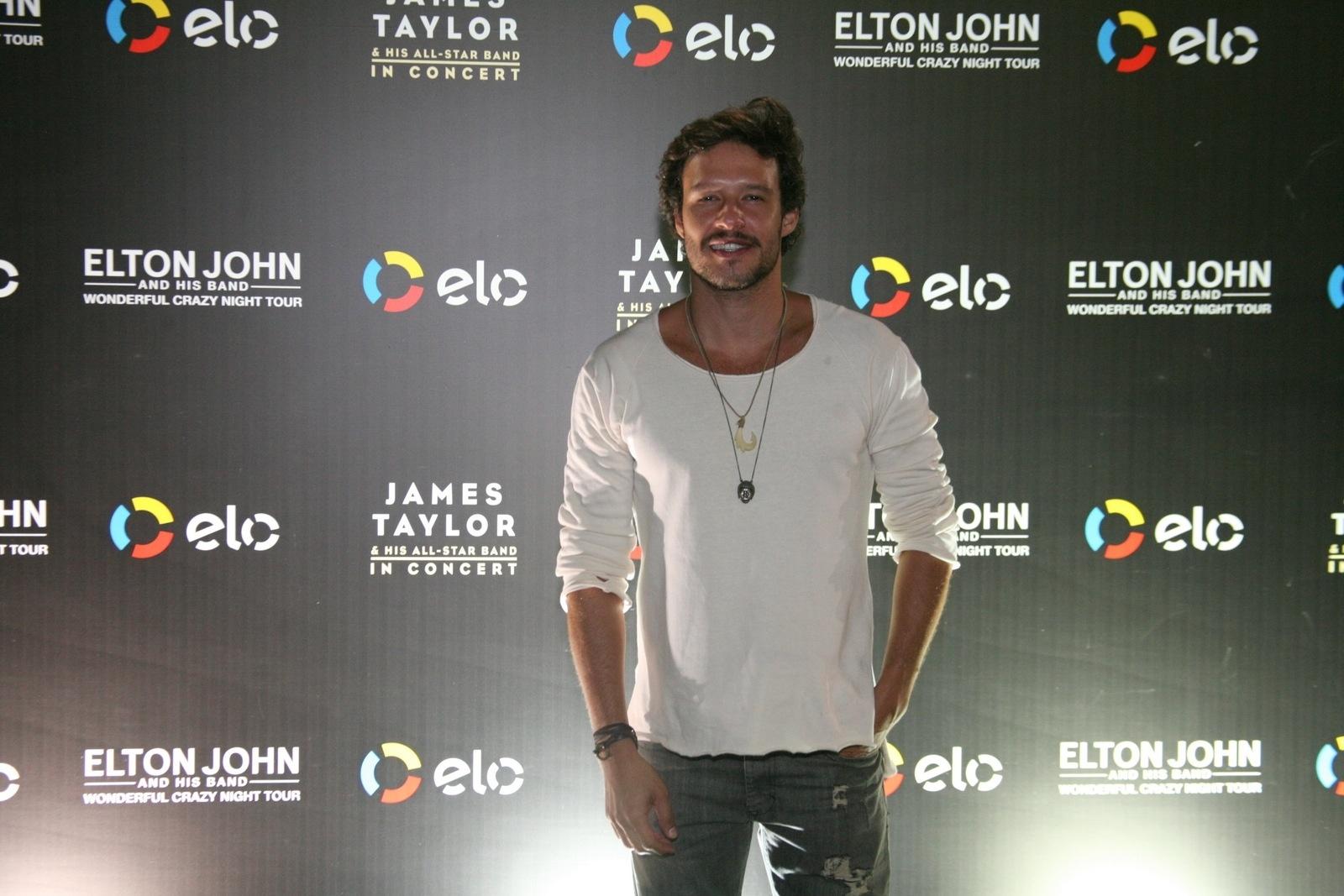 O ator Nando Rodrigues chega para o show de Elton John no Rio - RT Fotografia/CS Eventos