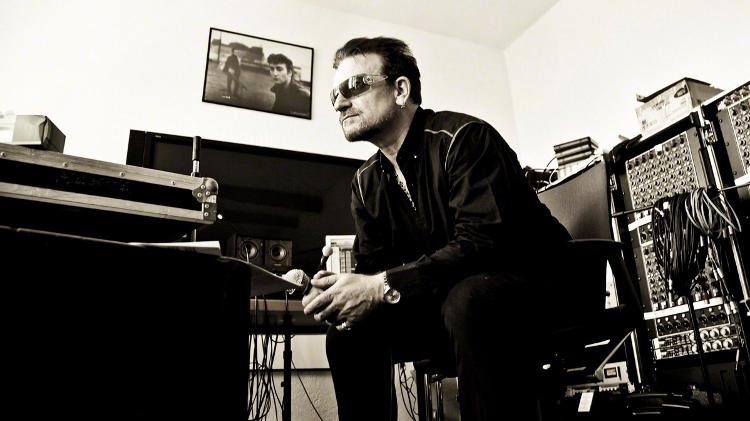 O vocalista Bono em estúdio - Julian Lennon - Julian Lennon