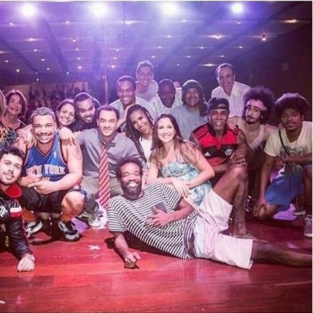 Solange e os colegas do elenco da peça teatral em cartaz no Rio, "Morro da Trincheira"  - Reprodução/Instagram/@solsolvega - Reprodução/Instagram/@solsolvega