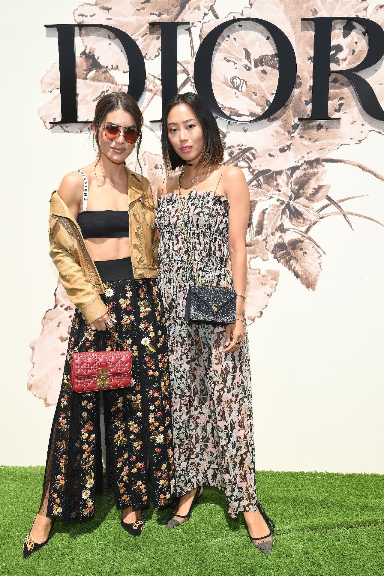 A blogueira brasileira de moda Camila Coelho posou junto com a blogueira californiana Aimee Song também na entrada do desfile da Dior - Getty Images