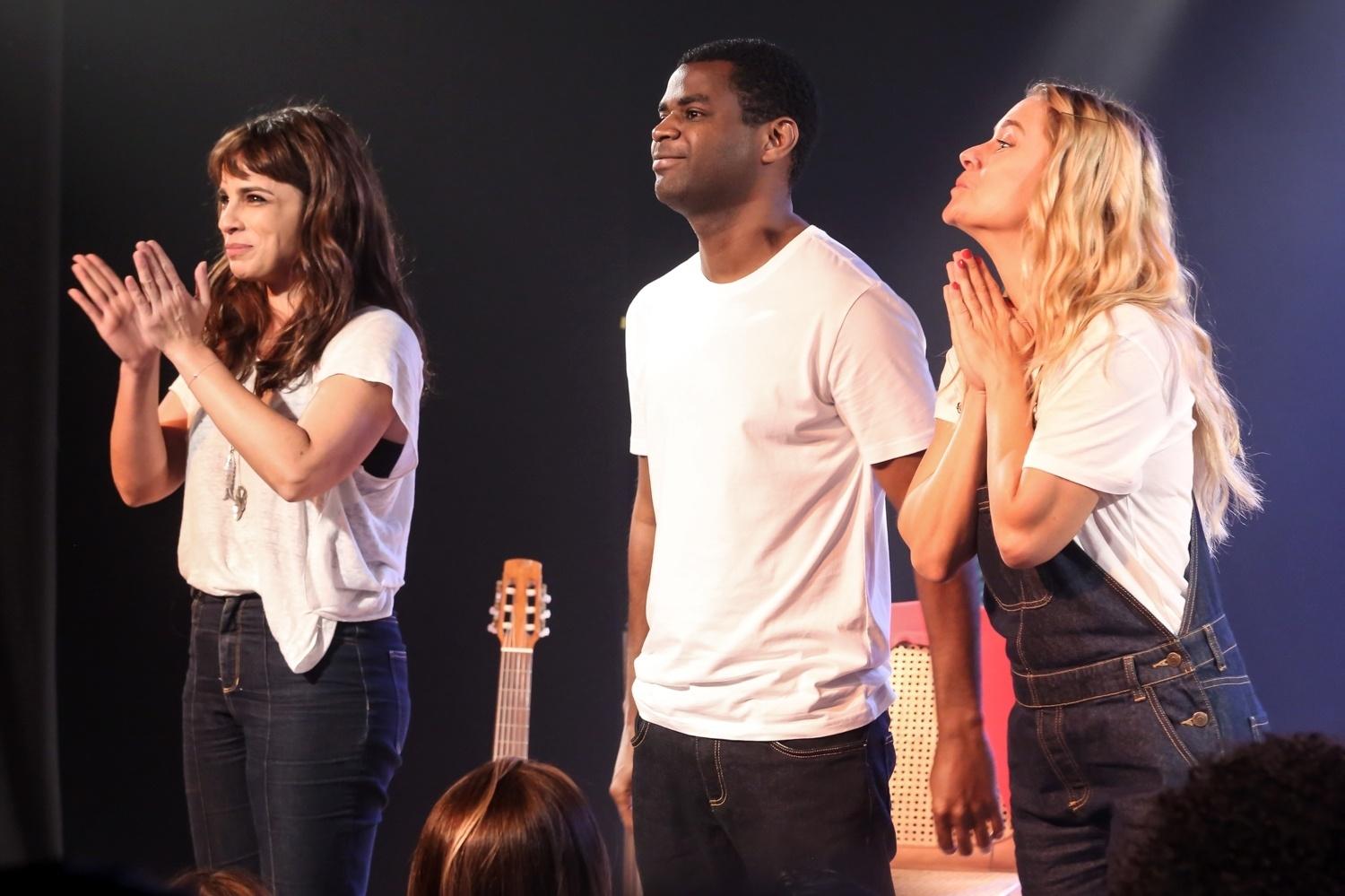 Maria Ribeiro, Pretinho da Serrinha e Carolina Dieckmann agradecem ao público na última apresentação do espetáculo "Tryo Elétryco" - Roberto Filho/Brazil News