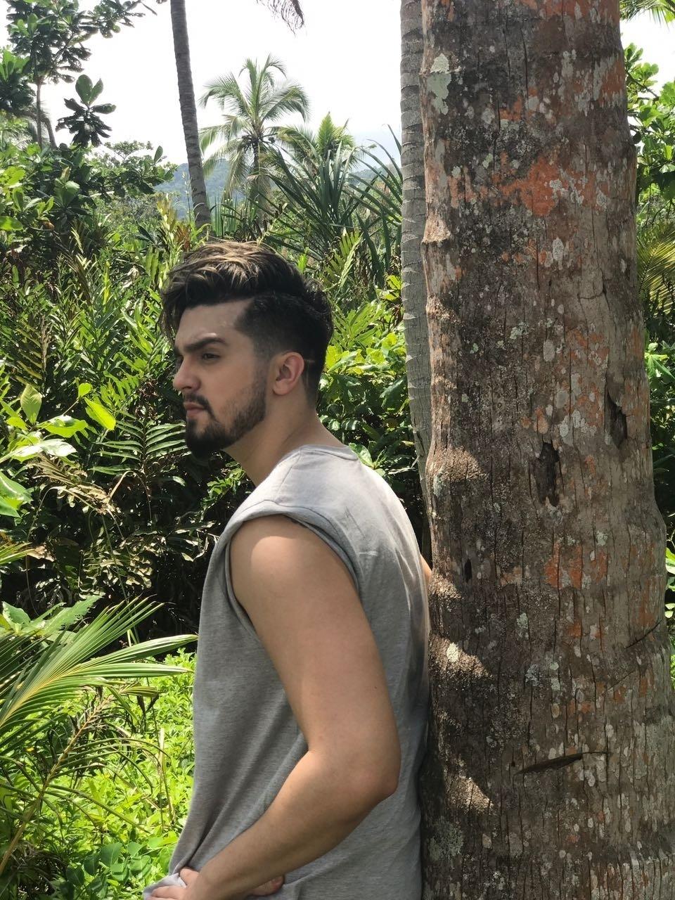 De novo visual, Luan Santana grava clipe na Colômbia - Divulgação