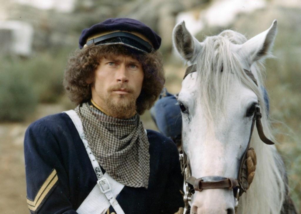 Paul Breitner em cena em "Montana Trap" (1976) - Reprodução