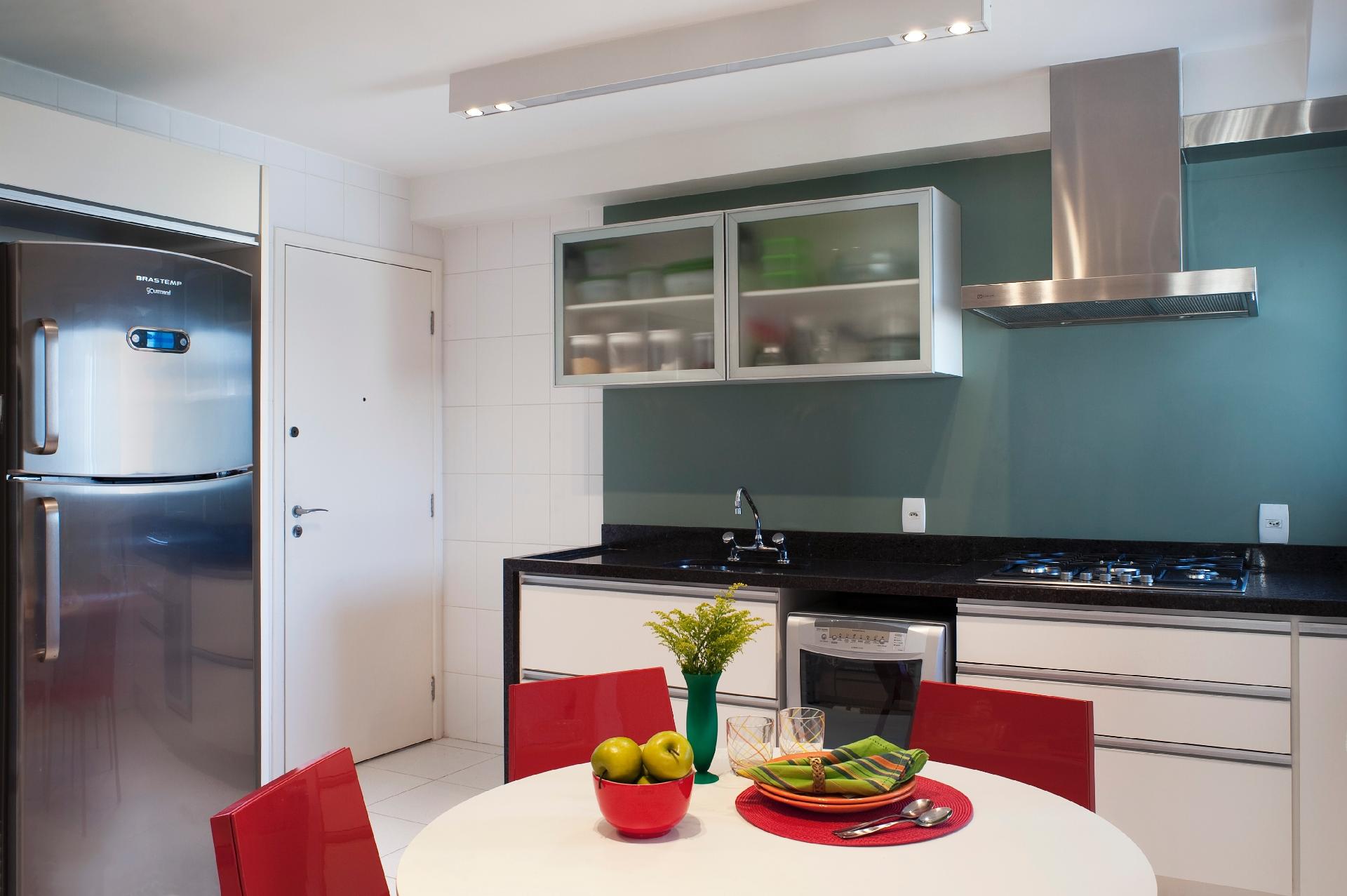 Para levantar o astral da cozinha sem muito quebra-quebra, Ana Cristina Tavares e Claudia Krakowiak Bitran, da KTA Arquitetura, começaram pelas paredes. O revestimento esverdeado é laminado melamínico (tipo Formica), assentado sobre os azulejos originais. Basta que a superfície esteja regularizada - Célia Mari Weiss/Divulgação