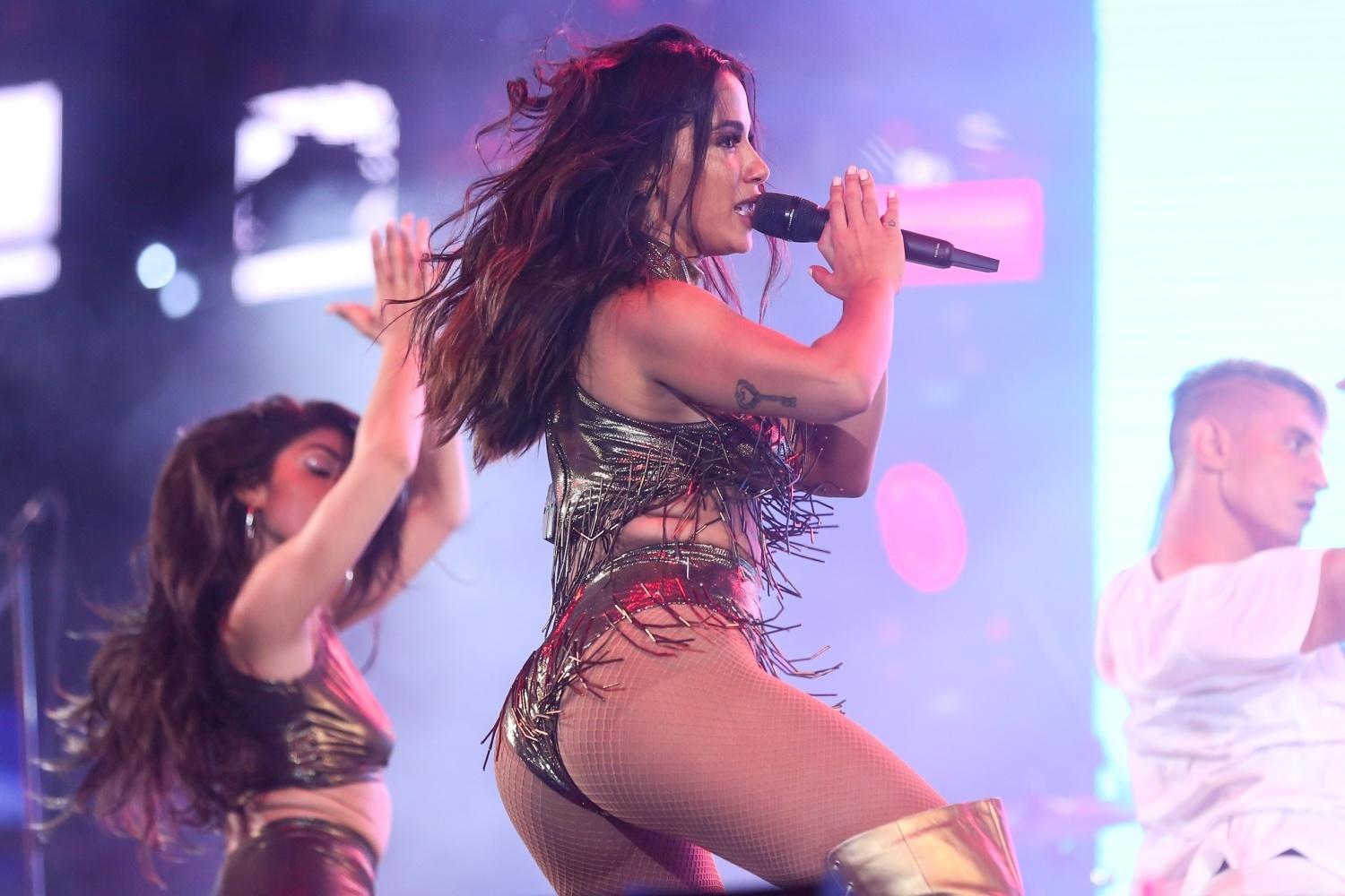 Anitta transformou a orla de Copacabana em um grande baile funk logo após a virada do ano - Roberto Filho/Brazil News